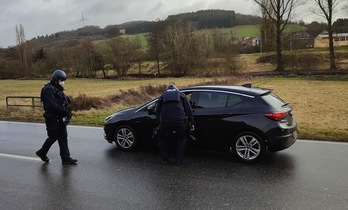 La Policía controla un automóvil cerca del lugar donde dos agentes resultaron muertos, en Kusel, oeste de Alemania.