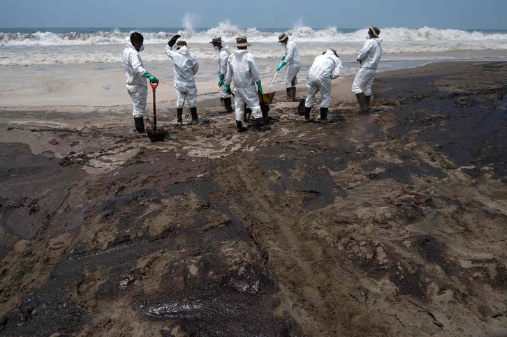 Labores de limpieza en una playa de Perú. 