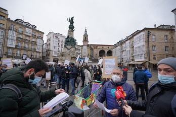 Rueda de prensa de los trabajadores de Aernnova de Berantevilla en la plaza de la Virgen Blanca de Gasteiz.