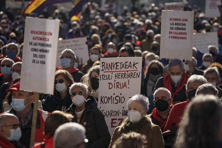 Manifestación del Movimiento de Pensionistas de Euskal Herria, en Bilbo, en el cuarto aniversario de su constitución.