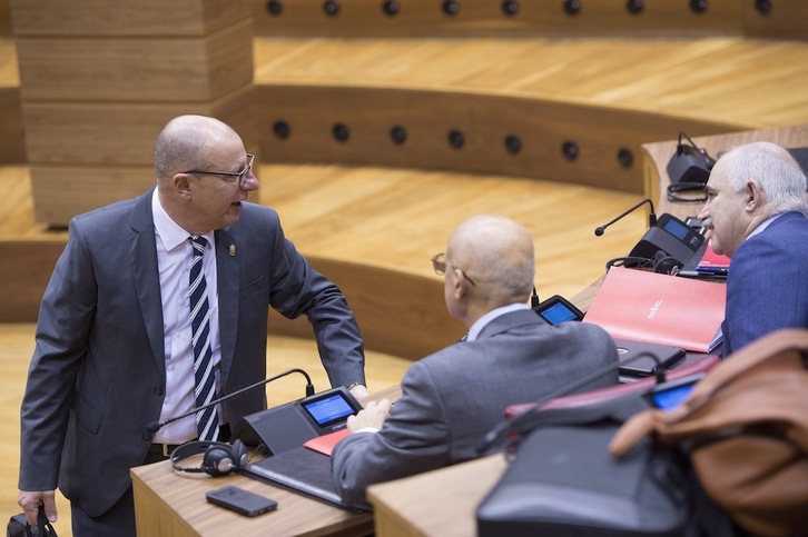 El consejero Carlos Gimeno en un pleno del Parlamento navarro.