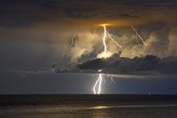 Escena de un rayo en una tormenta. 