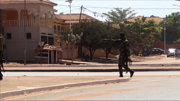 Un soldado patrulla el área de edificios gubernamentales en Bissau.