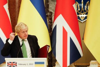 Boris Johnson viajó ayer a Ucrania, en medio de la crisis por las fiestas en Downing Street.