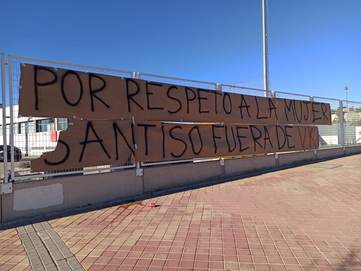 Rayo Vallecano taldeko zaleek Santisoren izendapenaren aurka eginiko pankarta. 