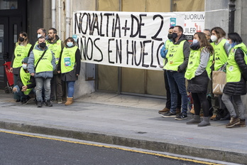 La plantilla de Novaltia se concentra ante los juzgados de Bilbo. 