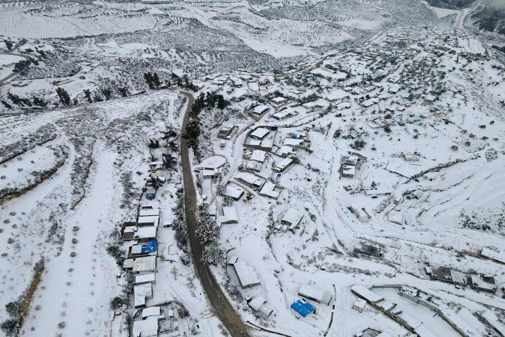 Jisr ash Shughurreko errefuxiatuen gunea, elurtuta. 