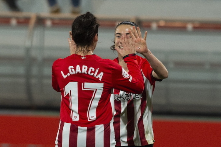Lucía y Azkona, autoras de los goles rojiblancos, celebran uno de los goles.