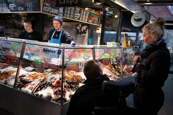 Sin mascarillas en el mercado de Torvehallerne, en Copenhague. Dinamarca ha sido el primer estado de la UE en levantar prácticamente todas las restricciones por la pandemia.