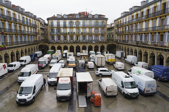 Vehículos de reparto en la Plaza de la Constitución de Donostia.