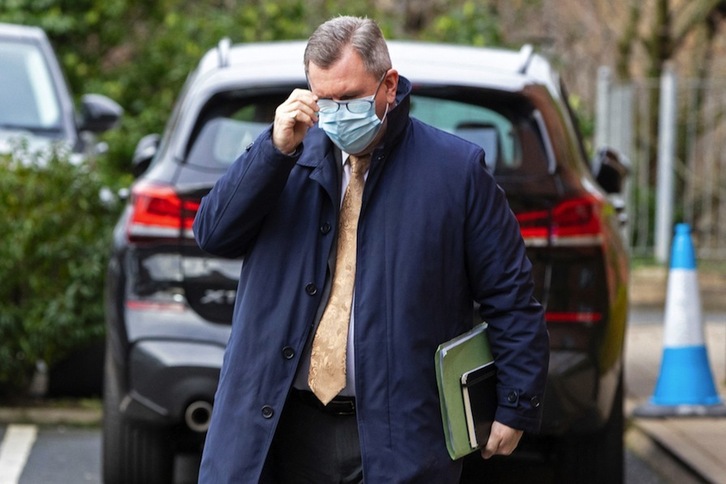 El líder del DUP, Jeffrey Donaldson, llega al hotel de Belfast donde ha informado a la dirección del partido sobre la renuncia de Paul Givan como jefe del Gobierno del norte de Irlanda. 