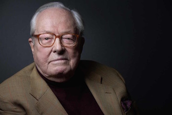 Jean-Marie Le Pen posando en una sesión de fotos horas antes de sufrir el ictus.