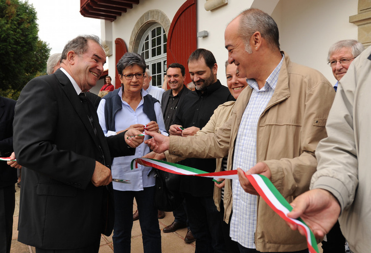 Georges Labazée junto al entonces diputado general de Gipuzkoa, Martin Garitano, durante la inauguración de la nueva sede de Seaska, en Kanbo.