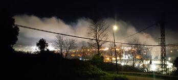 Humareda de la planta denunciada por contaminación en Erandio. 