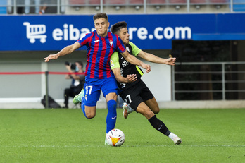 Corpas intenta llevarse el balón ante Gaspar en el choque entre Eibar y Sporting de la primera vuelta.