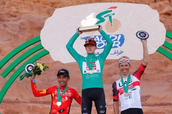 Maxim Van Gils, en el podio del Saudi Tour junto a Santiago Buitrago (Bahrain) y Rui Costa (UAE).