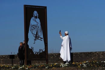 La escultura que representa al emir Abdelkader.