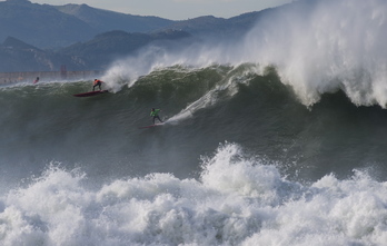 Instantánea del último campeonato de olas gigantes de Punta Galea.