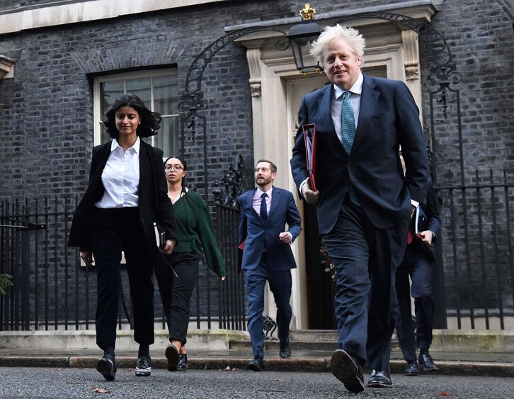 Johnson sale del 10 de Downing Street acompañado por su ya exasesora Munira Mirza y otros miembros de su equipo. 