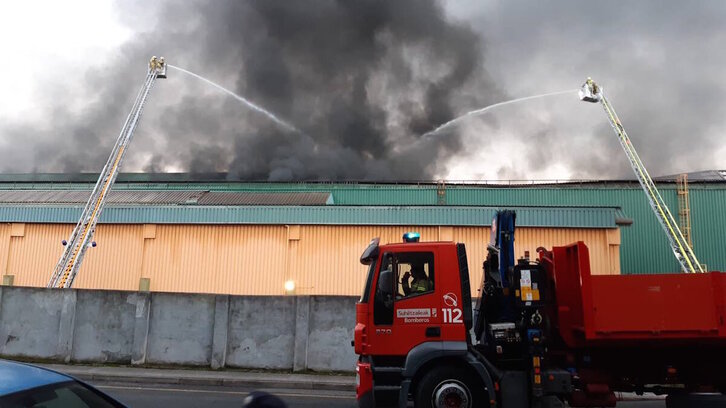 El fuego ha afectado a una nave sin actividad en la calle Larrezabal de Basauri.