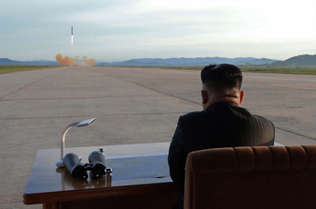 Imagen de archivo del líder norcoreano, Kim Jong-un, observando el lanzamiento de un misil.