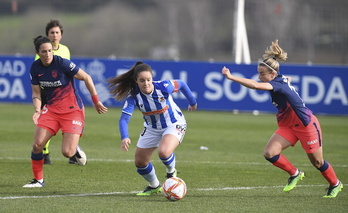 Eizagirre, autora del primer gol txuriurdin, se lleva el balón entre Meseguer y Bárbara.