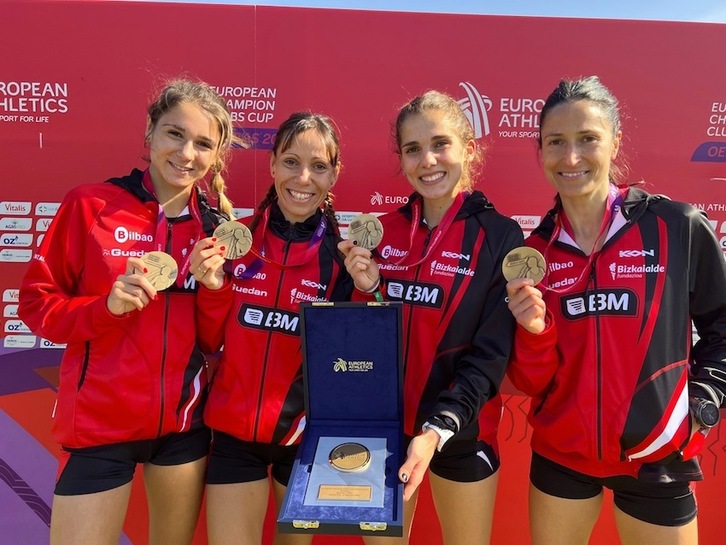 Las atletas del BM Bilbao, luciendo su medalla de bronce.