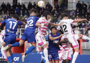 Jugadores de Amorebieta y Oviedo saltan en un saque de esquina en el área zornotzarra.