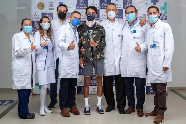 Egan Bernal posa con el equipo médico de la Clínica Universidad de La Sabana. 