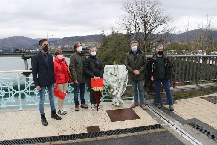 El puente Avenida ha sido el escenario del homenaje que ha tributado el Ayuntamiento de Irun a los 23 vecinos de la localidad perseguidos por los nazis.