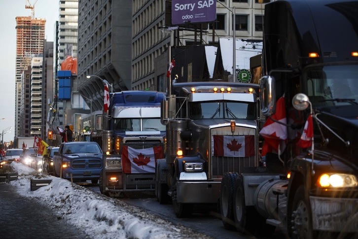 Camiones de alto tonelaje bloquean el centro de Toronto.