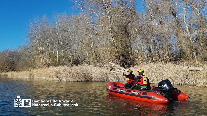 Una lancha de los bomberos durante las tareas de búsqueda en el río Aragón.