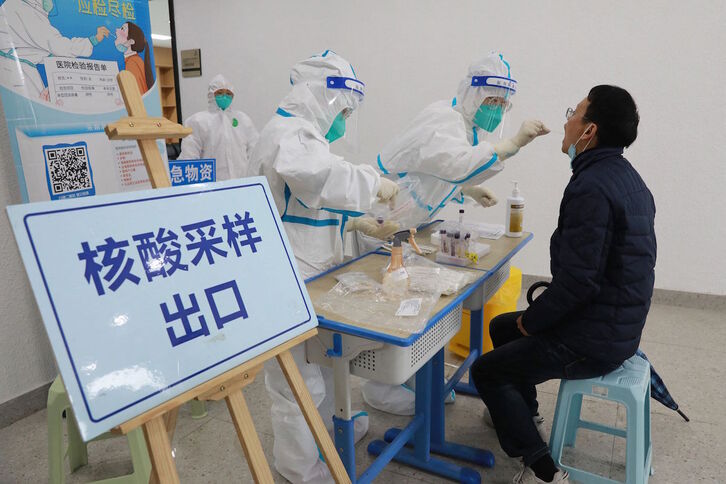 Personal sanitario de Hangzhou, China, realiza tests anticovid.