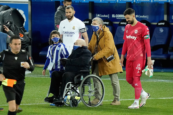 Javier Berasaluze hizo el saque de honor del centenario albiazul en 2021.