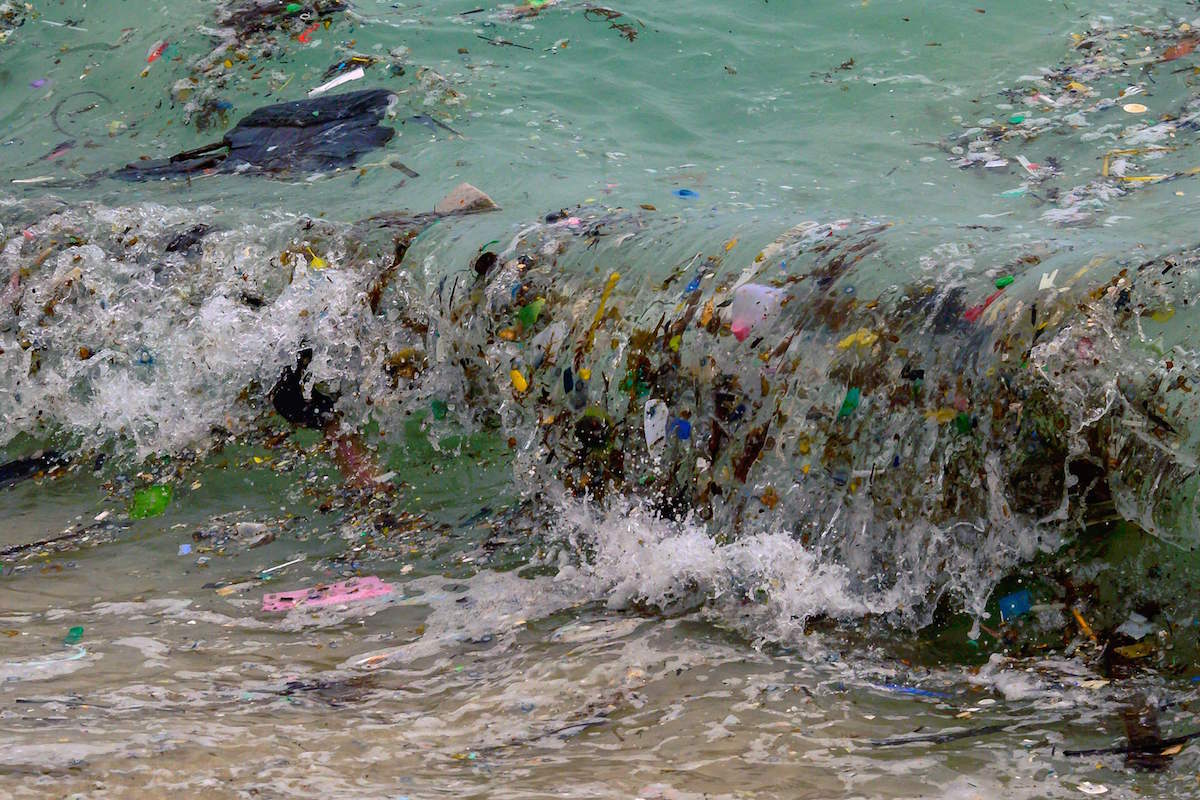 Olatu bat plastikozko hondakinak garraiatzen, Thailandiako Koh Samui hondartzan. (Mladen ANTONOV / AFP) 