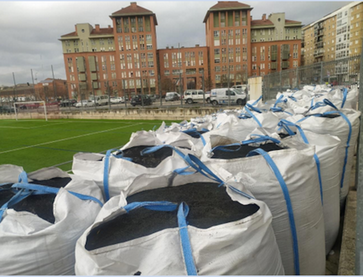 Bolsas de caucho granulado en el campo de fútbol de Sanduzelai.