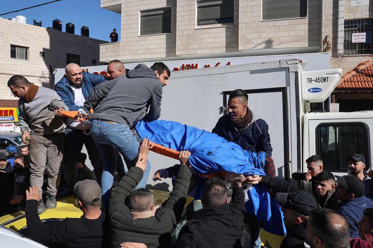 Un grupo de palestinos transporta en Nablús el cuerpo de uno de los fallecidos en la operación israelí.