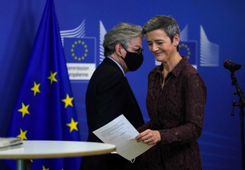 La vicepresidenta responsable de Competencia, Margrethe Vestager, y el comisario de Mercado Interior, Thierry Breton, en la comparecencia de este martes en Bruselas.