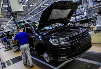 Trabajadores en una cadena de montaje de la factoría de Volkswagen en Wolfsburg.