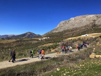 Participantes en la marcha en recuerdo de La Desbandá, en la que miles de civiles fueron abatidos por las tropas franquistas mientras huían.