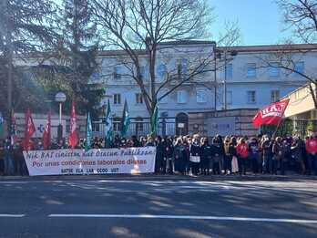 Los sindicatos ELA, LAB, CCOO y UGT se han concetrado este miércoles frente a la sede de Osakidetza en Gasteiz.