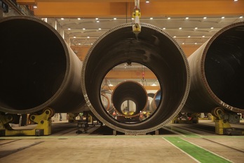 Grandes piezas para pilotes de aerogeneradores fabricadas en el Puerto de Bilbo.