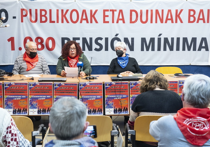 Rueda de prensa ofrecida este miércoles en Bilbo por el movimiento de pensionistas. 