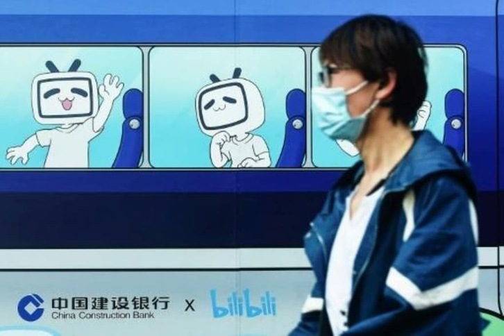 La mascota y el logotipo del portal de vídeos Bilibili, fotografiados en la ciudad china de Hangzhou.