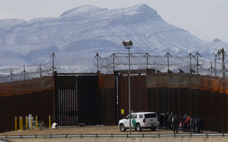 Una patrulla de la Guardia Fronteriza detiene un grupo de migrantes procedentes de Ciudad Juárez, junto al muro que separa Estados Unidos y México.