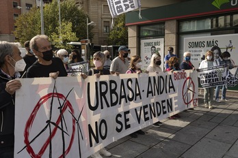 La Plataforma Urbasa-Andia Bizirik presentó miles de firmas el pasado año contra el parque eólico de Aldane.