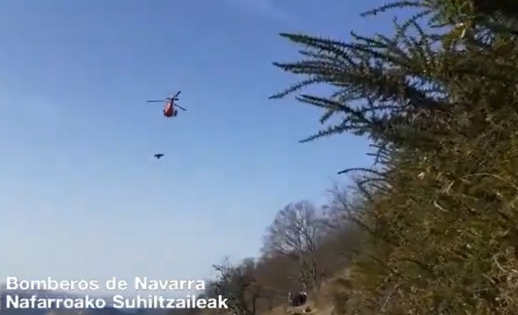 La mujer herida ha sido recogida por este helicóptero en el monte Abartan.