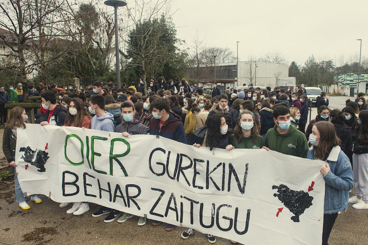 Iazko otsailaren 4an Bernat Etxepare lizeoko ikasleek eginiko elkarretaratzea.