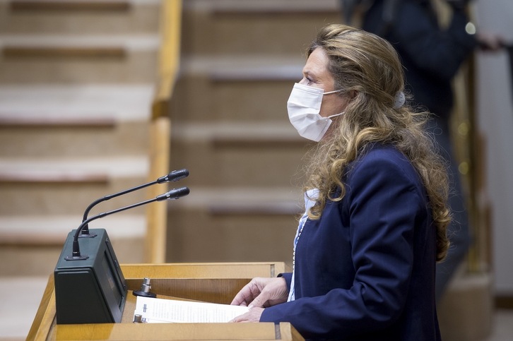 ‪Sagardui, en la tribuna del Parlamento de Gasteiz.