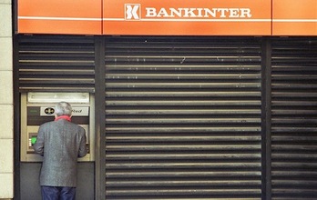 Haciendo uso de un cajero automático en una oficina de Bankinter.